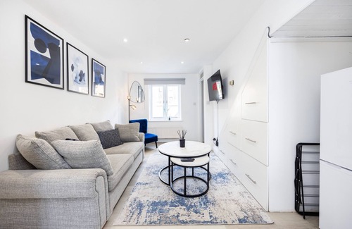 Cubitt Town Casa | Morden 2-bed House in Canary Wharf London