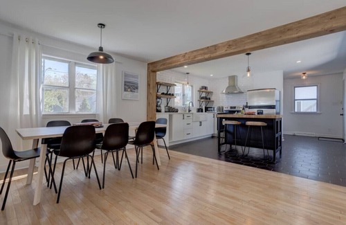 Dartmouth Casa | City Escape w deck, BBQ & beautiful back yard