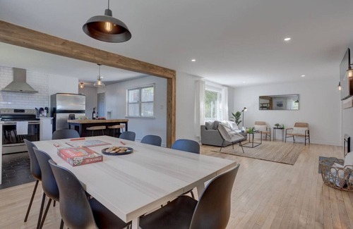 Dartmouth Casa | City Escape w deck, BBQ & beautiful back yard