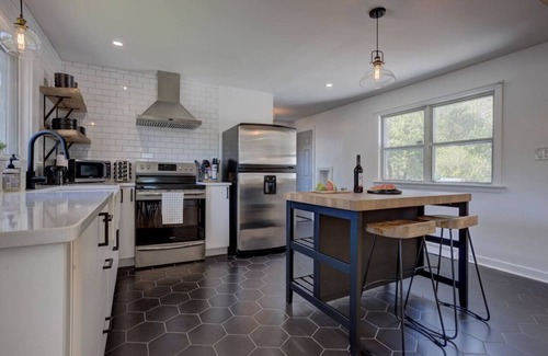 Dartmouth Casa | City Escape w deck, BBQ & beautiful back yard
