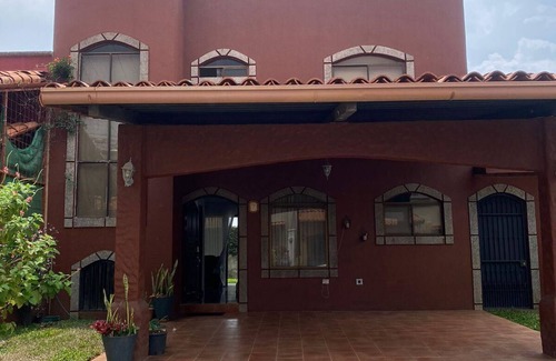 Heredia Casa | City Experience from a central location in the middle of the Central Valley!