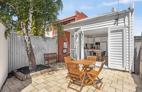 Kensington Casa | City Fringe 2 Bedroom House with Free Parking