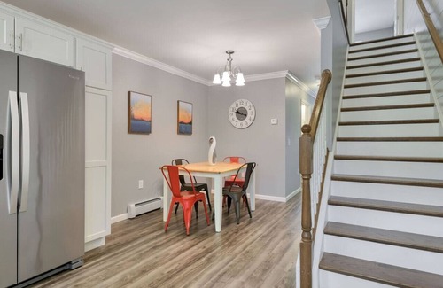 Bangor Apartamento | City Haven: 2BD | Parking & Movie Theater Access