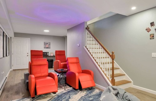 Bangor Apartamento | City Haven: 2BD | Parking & Movie Theater Access