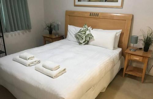 Perth Central Business District Apartamento | City & lakeside with free parking, pool and 10 mins walk into the City