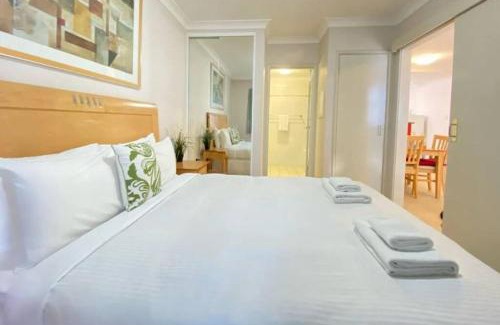 Perth Central Business District Apartamento | City & lakeside with free parking, pool and 10 mins walk into the City