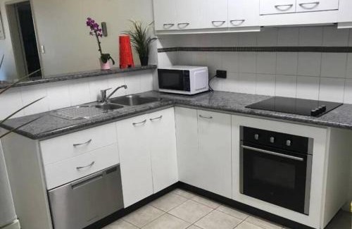 Perth Central Business District Apartamento | City & lakeside with free parking, pool and 10 mins walk into the City