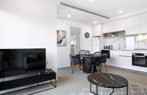 West Melbourne Apartamento | City Lights & Cozy Nights 2BR Retreat with a View