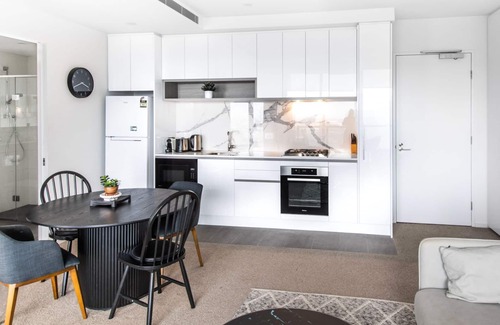 West Melbourne Apartamento | City Lights & Cozy Nights 2BR Retreat with a View