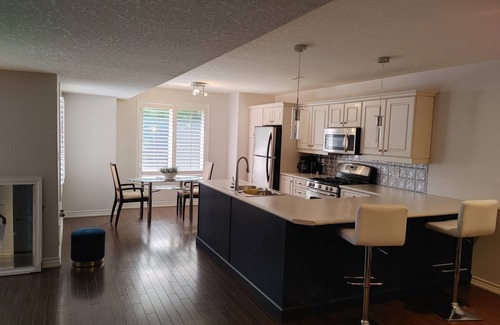Innisfil Apartamento | City living in Cottage Country with all season activities
