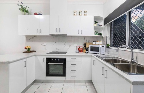 Alawa Apartamento | City Living: Modern ~ OutdoorDining ~ Private Yard
