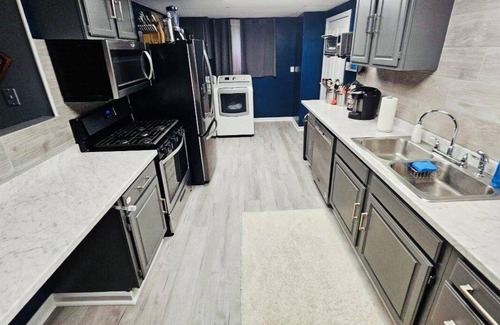 South Hills Casa | City Living—sleeps 12 15-20 mins from Acrisure Stadium, PNC Park, Mt Washington