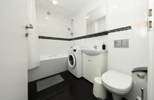 Kaunas Apartamento | City Loft with private parking by Hostlovers