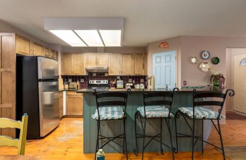 Sunnyside Apartamento | City Nest Steps to Kensington Bow River DT