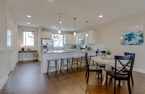 Katie Hill Neighborhood Apartamento | OVERLOOK DE LA CIUDAD ✦ AMENIDADES DE LUJO ✦ WALK 2 TOP GOLF