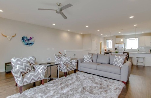 Katie Hill Neighborhood Apartamento | OVERLOOK DE LA CIUDAD ✦ AMENIDADES DE LUJO ✦ WALK 2 TOP GOLF