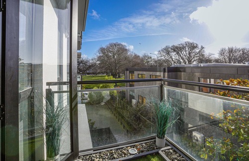 Christchurch City Centre Cabaña | City Park Retreat - Christchurch Holiday Apartment
