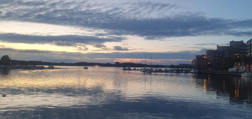 Trosso Alquiler De Eote | City pulse on small, old glamping boat in Karlskrona