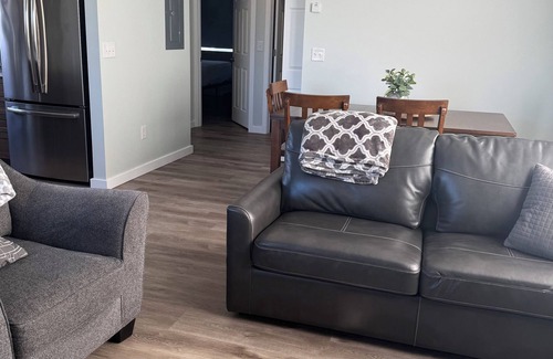 Sand Lake Apartamento | City Retreat, 2 bdrm near Airport