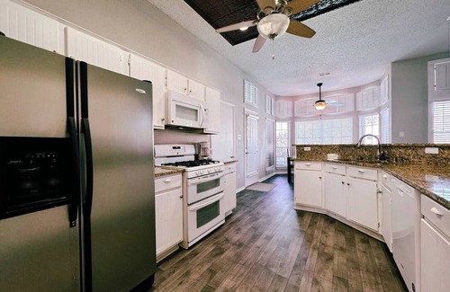 Flower Mound Casa | City Retreat w/Pool & Near Lake