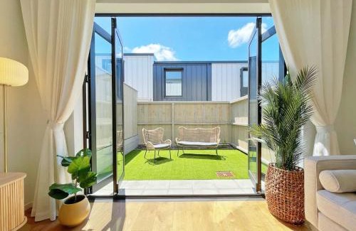 Grey Lynn Casa | City Serenity 2BR Townhouse vs AC Backyard & Parking