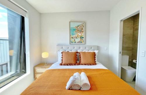 Grey Lynn Casa | City Serenity 2BR Townhouse vs AC Backyard & Parking