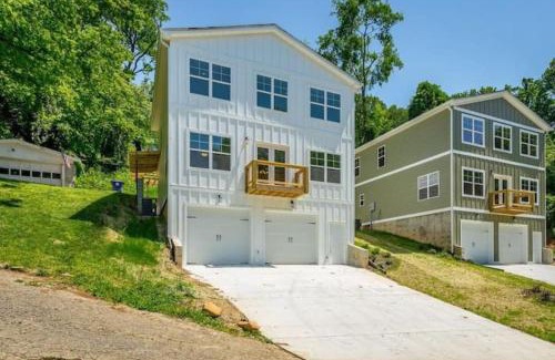 Chattanooga Casa | City Side Homes with a hot tub & game room