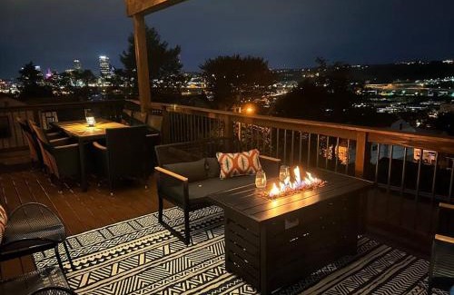 South Side Slopes Casa | City Skyline - Outside decks - Contemporary