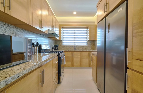 Ensanche Quisqueya Apartamento | City Sophistication Elegant 2BR Top Location