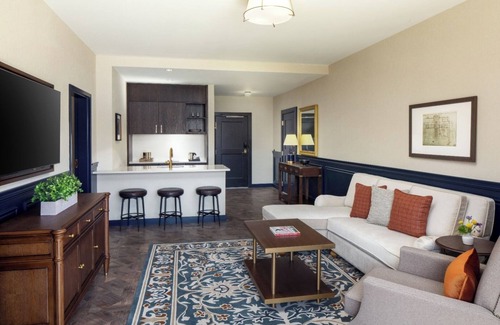 Fitzsimons Casa | City Sophistication: Large Suite near Southlands Shopping Center! Dogs Allowed!