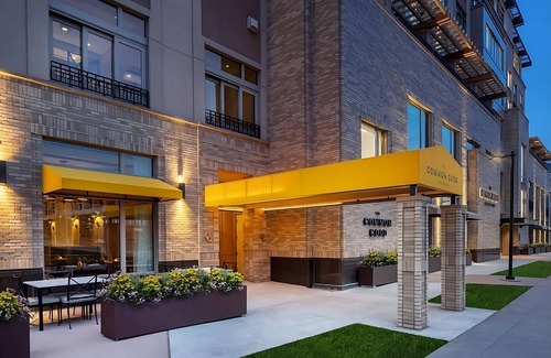 Fitzsimons Casa | City Sophistication: Large Suite near Southlands Shopping Center! Dogs Allowed!