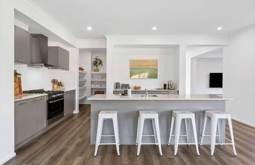 Armstrong Creek Casa | City & Surf Getaway - Luxe, Spacious, Sleeps 12