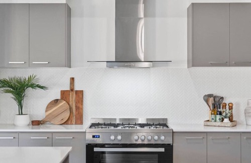 Armstrong Creek Casa | City & Surf Getaway - Luxe, Spacious, Sleeps 12