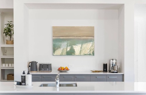 Armstrong Creek Casa | City & Surf Getaway - Luxe, Spacious, Sleeps 12