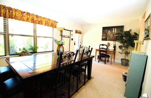 Central Northside Casa | City townhouse with a country feel. Steps to downtown, stadiums and attractions.