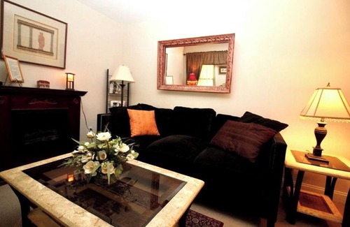 Central Northside Casa | City townhouse with a country feel. Steps to downtown, stadiums and attractions.