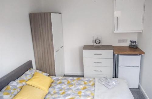 Corby Casa | City Vacations Corby 4 separate room house