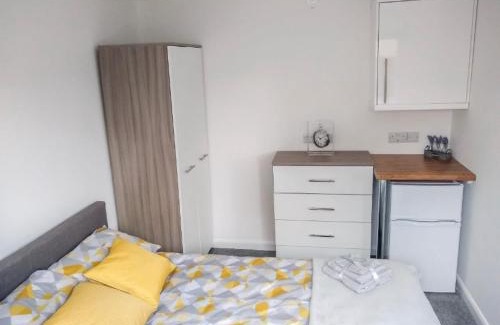 Corby Casa | City Vacations Corby 4 separate room house