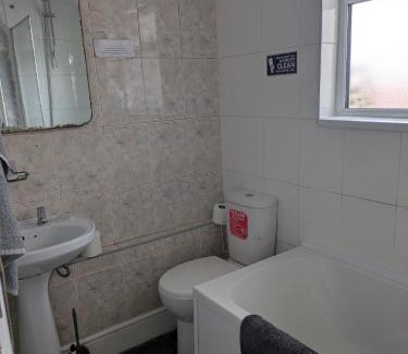 Kettering Casa | City Vacations Kettering free WiFi for ' Short & Long stays ' Shared bathroom & Shared Kitchen Single room for 1 Adult