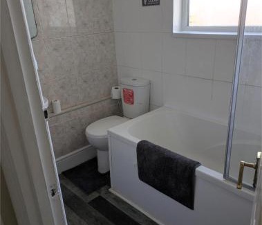 Kettering Casa | City Vacations Kettering free WiFi for ' Short & Long stays ' Shared bathroom & Shared Kitchen Single room for 1 Adult