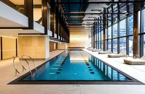 Docklands Apartamento | City Vibes With City Views - Pool, Gym, Yoga - Super Central