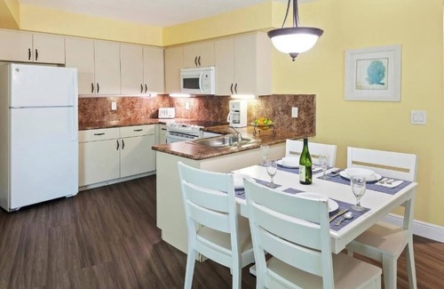Ormond Beach Complejo | City-View 2BR Condo – Full Kitchen, Resort Pool Access & Great Value Stay