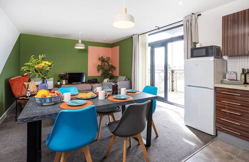 Lancaster Apartamento | City View Apartment | FREE Parking | Balcony