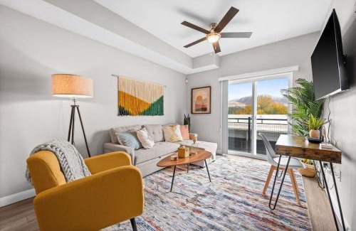 Central City Apartamento | City View BOHO Apt Stocked w everything you need