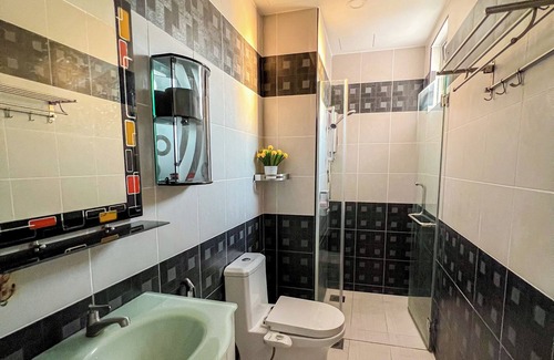 Larut Apartamento | City View Condo near Lake Garden
