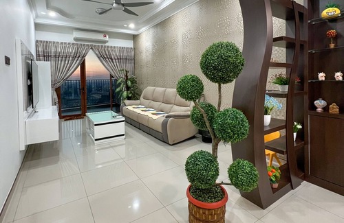 Larut Apartamento | City View Condo near Lake Garden