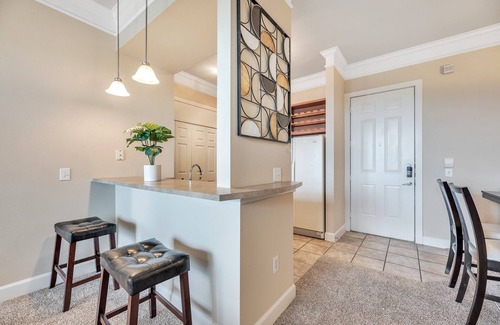 Washington Ave./ Memorial Park Condominio | City View & Poolview Apartment With Full Kitchen 2 Bedroom Apts by Redawning