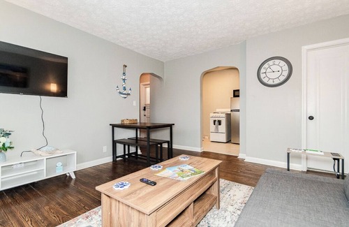 Fairport Harbor Apartamento | City View Suite Unit #6 -2 BR 1BA in serene Fairport Harbor