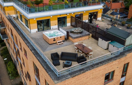 Cambridge Apartamento | City View Terrace - 2 bed suite, jacuzzi & parking