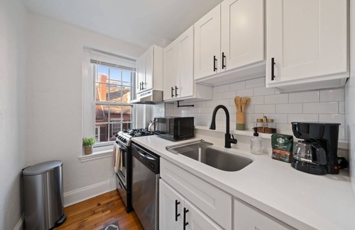 Beacon Hill Apartamento | City Views Beacon Hill Apt: Rooftop Balcony, Fast WiFi, Near Cafes, MGH, Boston Commons, & Transit!